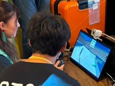 画面を囲んで大会を見守る子どもたち